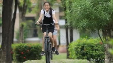 亚洲青少年在公共公园骑自行车